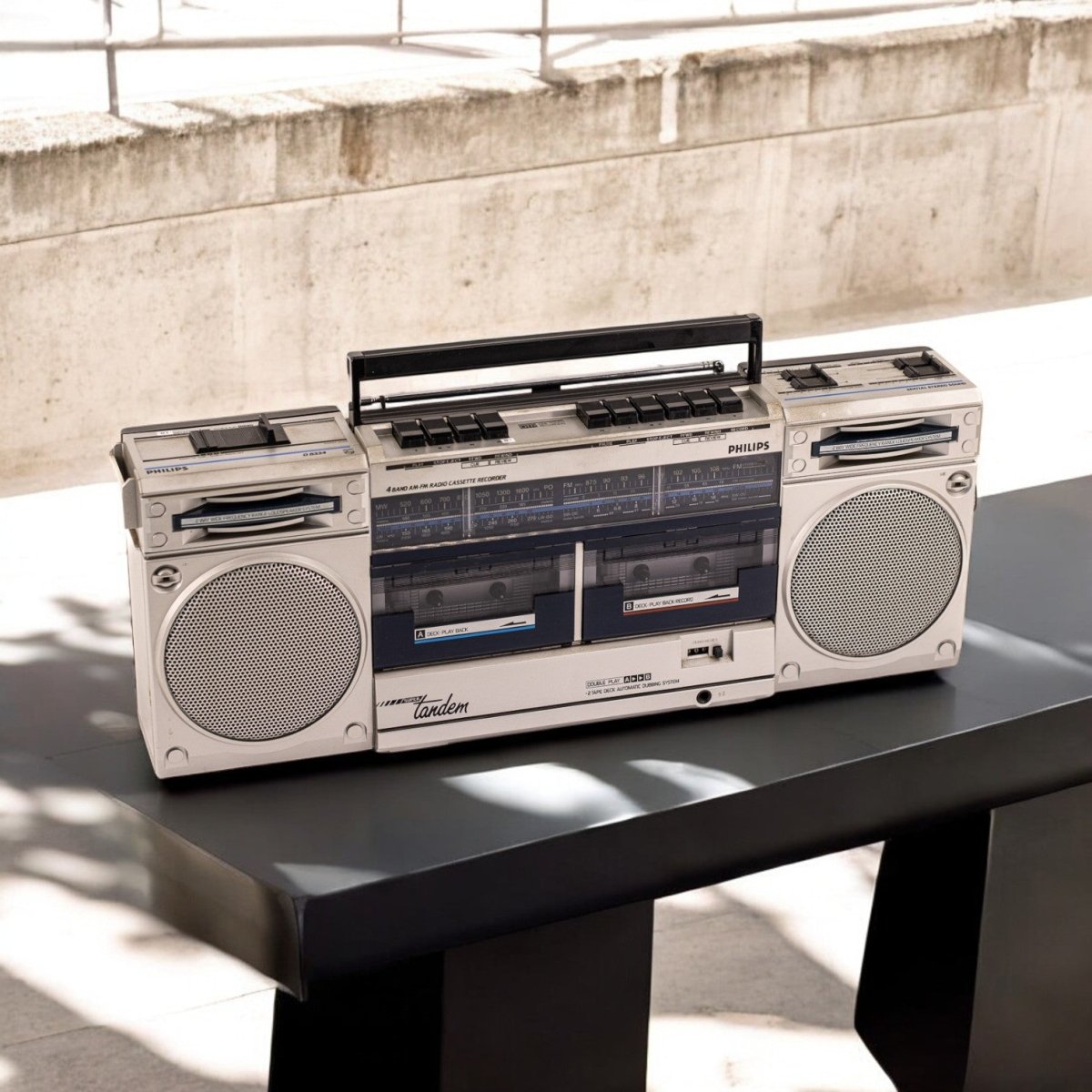 Le Ghettoblaster Modernisé : Boombox Bluetooth avec Fonction Cassette et Radio FM - Un Voyage dans le Temps - A.bsolument - Enceintes design et haute fidélité